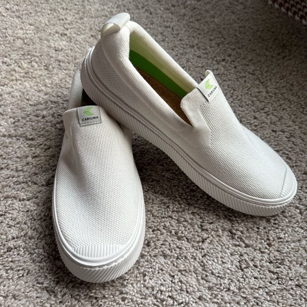 NWOT Cariuma Unisex White Slip-On Loafer Shoes 9.5 Women